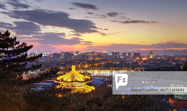 Beleuchtete Pagode und Blick auf den westlichen Teil der Stadt Peking bei Einbruch der Dunkelheit  Peking  China  Asien