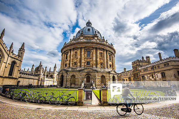 Radcliffe Kamera mit Radfahrer  Oxford  Oxfordshire  England  Vereinigtes Königreich  Europa