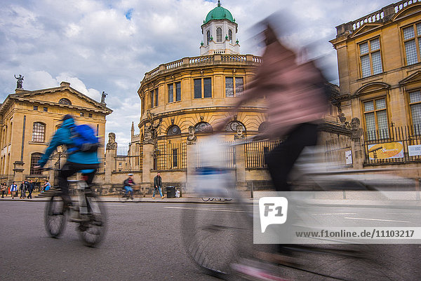 Cyclists passing the Sheldonian Theatre  Oxford  Oxfordshire  England  United Kingdom  Europe