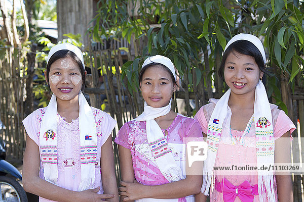 Karen-Dorfbewohner in traditioneller Kleidung  Region Tanintharyi  Myanmar  Südostasien
