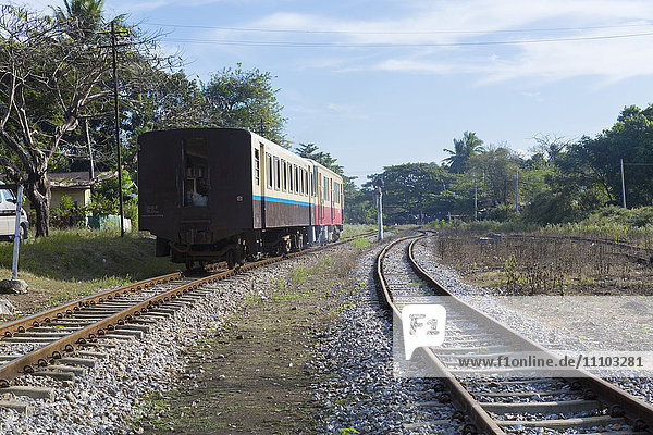 Eisenbahnzug in Thanbyuzayat  Mon  Myanmar (Birma)  Südostasien