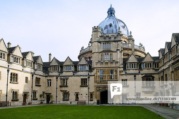 Vorplatz des Brasenose College  dem College von David Cameron  und der Radcliffe Camera  Oxford  Oxfordshire  England  Vereinigtes Königreich  Europa