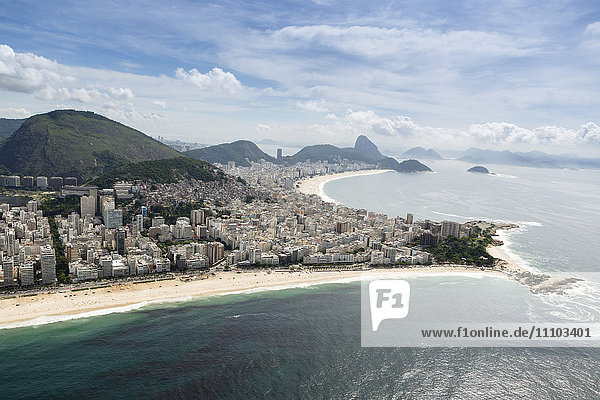 Arpoador- und Copacabana-Strände und die Halbinsel Arpoador  Rio de Janeiro  Brasilien  Südamerika