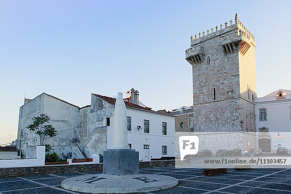 Die Burg von Estremoz und im Vordergrund die Statue der Heiligen Elisabeth (Isabella) von Portugal  Estremoz  Alentejo  Portugal  Europa