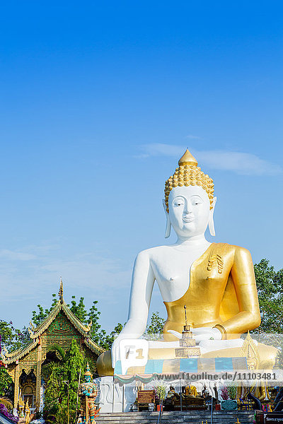 Riesiger sitzender Buddha im Doi Kham (Wat Phra That Doi Kham) (Tempel des Goldenen Berges)  Chiang Mai  Thailand  Südostasien  Asien