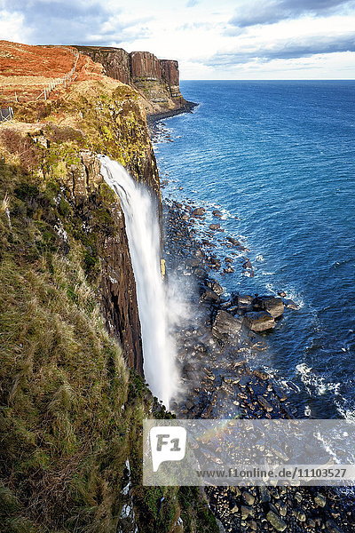Mealt Falls und Kilt Rock  Isle of Skye  Innere Hebriden  Schottland  Vereinigtes Königreich  Europa
