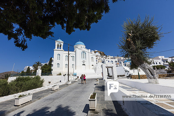 Touristen bewundern die Architektur der orthodoxen Kirchen in den Farben Weiß und Blau als Symbole Griechenlands  Ios  Kykladen  Griechische Inseln  Griechenland  Europa