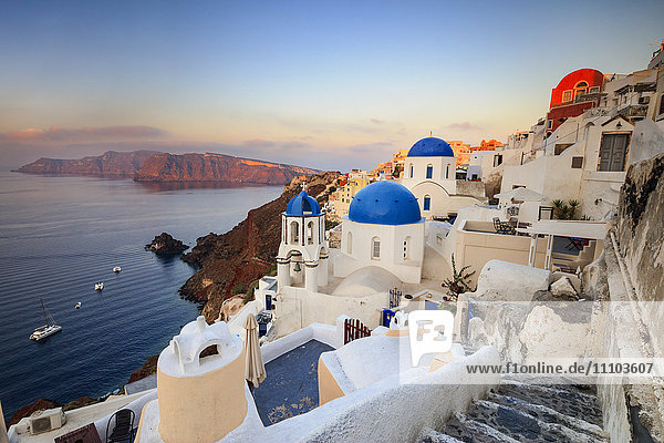 Weiße Häuser und blaue Kuppeln der Kirchen dominieren das Ägäische Meer  Oia  Santorin  Kykladen  Griechische Inseln  Griechenland  Europa