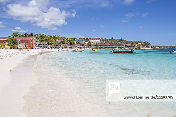 Weißer Sand und Touristen umrahmen das türkisfarbene karibische Meer am Long Bay Beach  Antigua und Barbuda  Leeward-Inseln  Westindien  Karibik  Mittelamerika