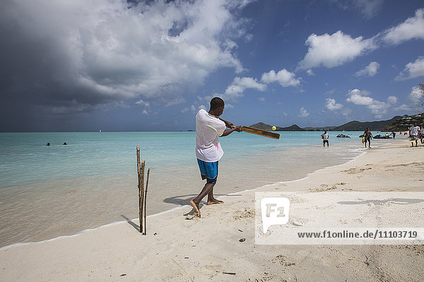 Kinder spielen am Strand  umgeben vom türkisfarbenen karibischen Meer  The Nest  Antigua  Antigua und Barbuda  Leeward Islands  Westindien  Karibik  Mittelamerika