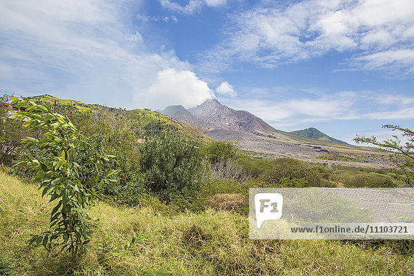 Blick auf den Dunst um den Gipfel des Vulkans Soufriere Hills  Montserrat  Leeward-Inseln  Kleine Antillen  Westindische Inseln  Karibik  Mittelamerika