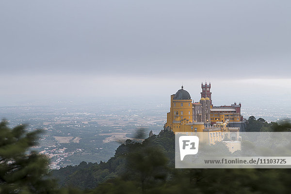 Das farbenfrohe Schloss Palacio da Pena  UNESCO-Weltkulturerbe  auf dem Hügel Sao Pedro de Penaferrim  Sintra  Bezirk Lissabon  Portugal  Europa