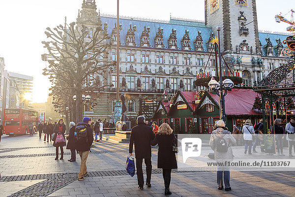 Touristen und Weihnachtsmarkt auf dem Rathausplatz  Rathaus  Altstadtviertel  Hamburg  Deutschland  Europa