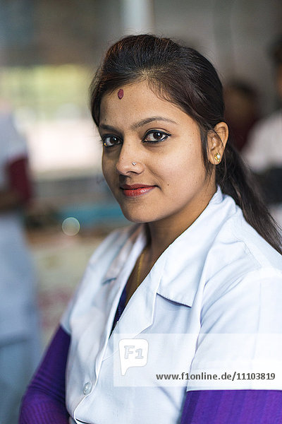 Eine Krankenschwester im Diktel-Krankenhaus  Bezirk Khotang  Nepal  Asien