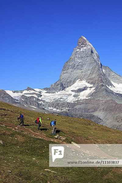 Wanderer gehen mit dem Matterhorn im Hintergrund an einem klaren Sommertag  Gornergrat  Kanton Wallis  Schweizer Alpen  Schweiz  Europa
