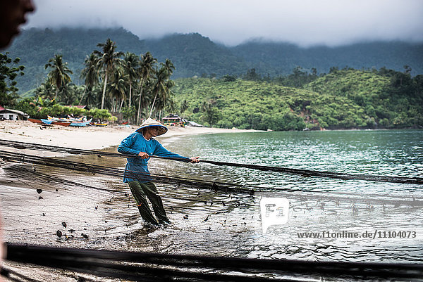 pulling in fishing nets  Sungai Pinang  Sumatra  Indonesia  Southeast Asia