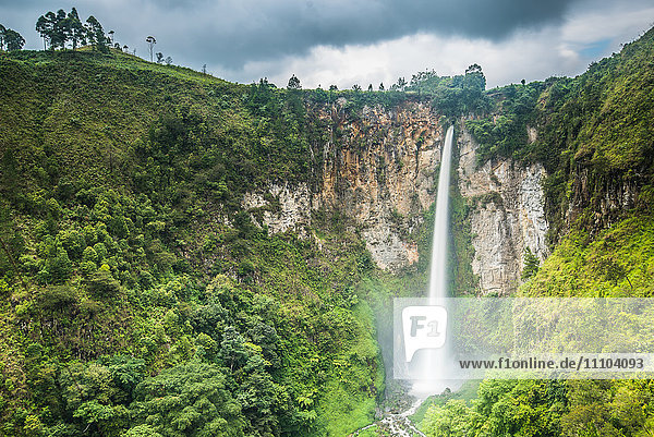 Piso Waterfall outside Berestagi  Sumatra  Indonesia  Southeast Asia  Asia