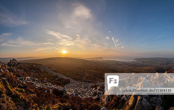 Carn Ingli mit Blick Richtung Newport  Pembrokeshire  Wales  Vereinigtes Königreich  Europa