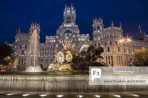 Fountain and Plaza de Cibeles Palace (Palacio de Comunicaciones) at dusk  Plaza de Cibeles  Madrid  Spain  Europe