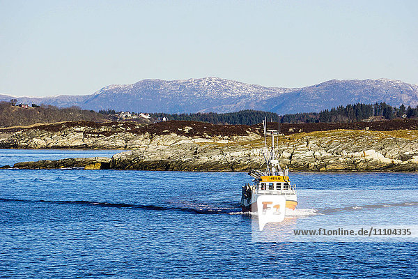 Fischerboot im Fjord  nahe Bergen  Hordaland  Norwegen  Skandinavien  Europa