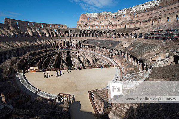Überreste des um 70 n. Chr. erbauten Kolosseums von Rom  angeblich das größte jemals gebaute  UNESCO-Weltkulturerbe  Rom  Latium  Italien  Europa
