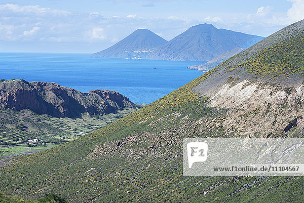 Blick auf Gran Cratere  Insel Lipari und Salina  Insel Vulcano  Äolische Inseln  UNESCO-Weltkulturerbe  nördlich von Sizilien  Italien  Mittelmeer  Europa