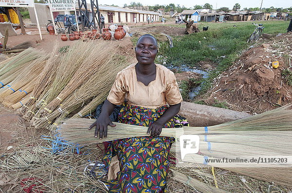 Frau verkauft selbstgemachte Bürsten am Straßenrand  Lira  Uganda  Afrika