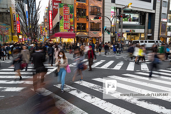 Menschenmenge beim Überqueren einer Straße im Stadtteil Ginza bei Nacht  Tokio  Japan  Asien