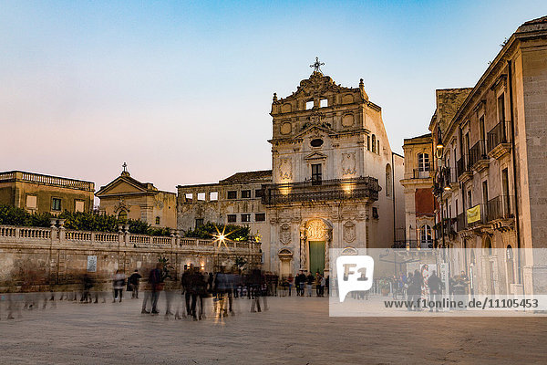 Menschen genießen die Passeggiata auf der Piazza Duomo auf der winzigen Insel Ortygia  UNESCO-Weltkulturerbe  Syrakus  Sizilien  Italien  Europa