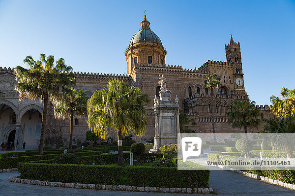 Gärten und die Kathedrale in Palermo  Sizilien  Italien  Europa