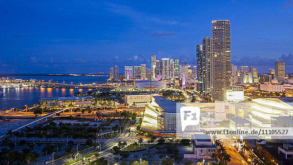 Blick von oben auf den Biscayne Boulevard und die Skyline von Miami  Florida  Vereinigte Staaten von Amerika  Nordamerika