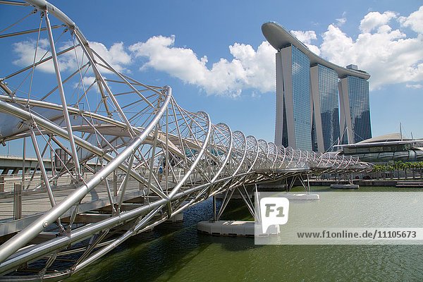 Marina Bay  Helix-Brücke und Marina Bay Sands Hotel  Singapur  Südostasien