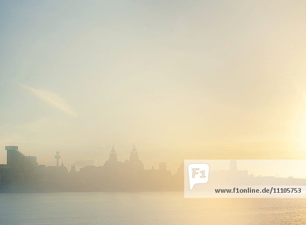 Skyline im frühen Morgennebel  Liverpool  England  Vereinigtes Königreich  Europa