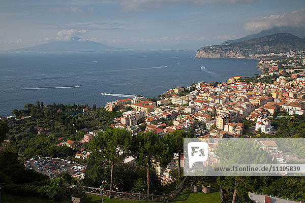 Blick auf den Vesuv und das Terrheinische Meer von oberhalb von Sorrento  Costiera Amalfitana (Amalfiküste)  UNESCO-Weltkulturerbe  Kampanien  Italien  Europa