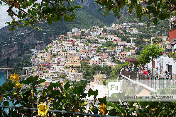 Blick über Positano und die Chiesa di Santa Maria Assunta  Provinz Salerno  Costiera Amalfitana (Amalfiküste)  UNESCO-Weltkulturerbe  Kampanien  Italien  Europa