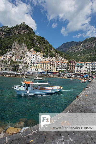 Amalfi vom Hafen aus  Amalfi  Costiera Amalfitana (Amalfiküste)  UNESCO-Weltkulturerbe  Kampanien  Italien  Europa