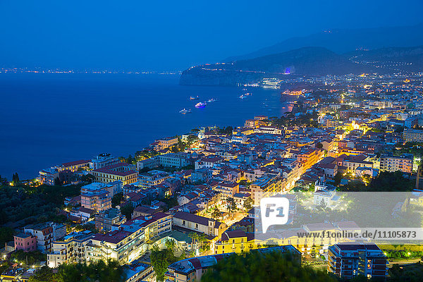 Panoramablick auf Sorrent bei Nacht  Sorrento  Amalfiküste  UNESCO-Weltkulturerbe  Kampanien  Italien  Europa