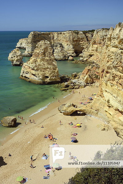Überblick über Touristen am Strand  Sandsteinklippen und Meeresküsten am Praia da Marinha  nahe Carvoeiro  Algarve  Portugal  Europa