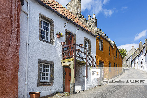 Bunte Häuser in dem malerischen Dorf Culross  Fife  Schottland  Vereinigtes Königreich  Europa
