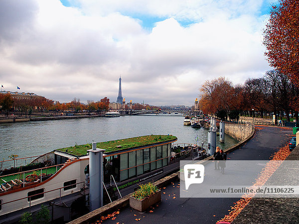 Fluss Seine und Eiffelturm  Paris  Frankreich  Europa