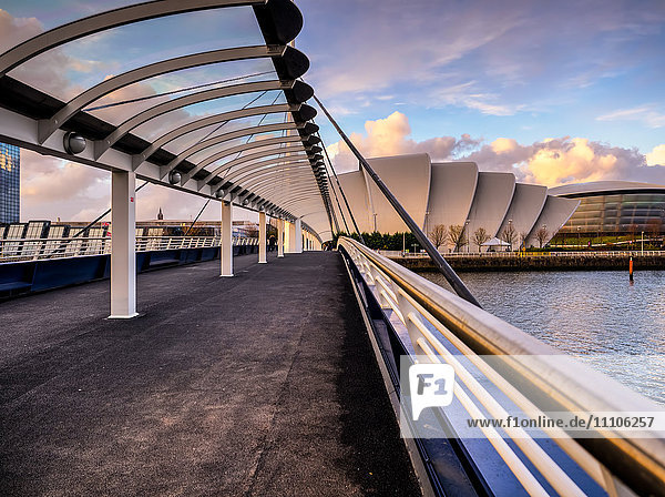 Ein atemberaubender Sonnenuntergang über der Bells Bridge  Glasgow  Schottland  Vereinigtes Königreich  Europa