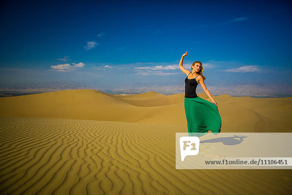 Frau auf Sanddüne stehend  Huacachina-Oase  Peru  Südamerika