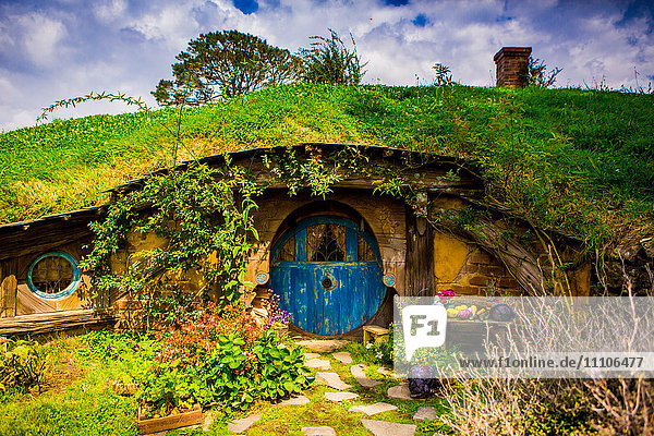 Eingangstür eines Hobbit-Hauses  Hobbiton  Nordinsel  Neuseeland  Pazifik