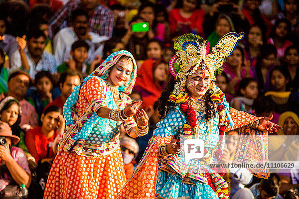 Traditioneller Krishna- und Radha-Tanz  Flower Holi Festival  Vrindavan  Uttar Pradesh  Indien  Asien