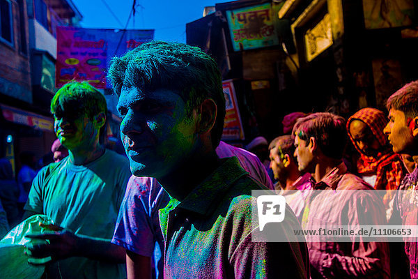Männer mit Pigmenten bedeckt  Holi-Festival mit Pigmenten  Vrindavan  Uttar Pradesh  Indien  Asien
