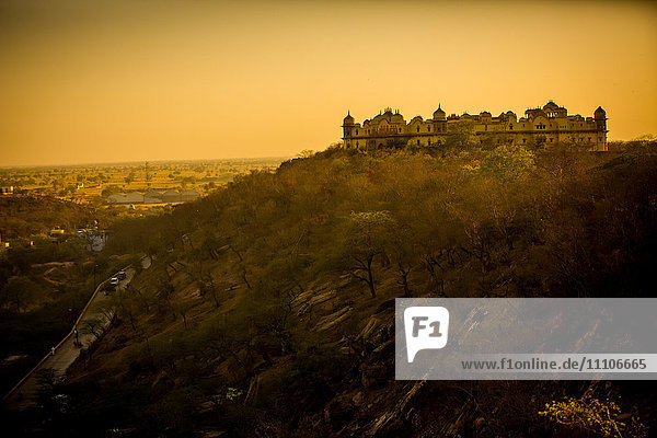 Ruinen auf dem Hügel bei Sonnenuntergang  Mathura  Uttar Pradesh  Indien  Asien