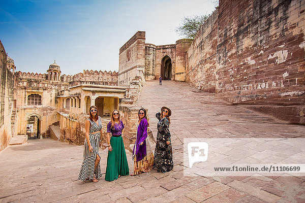 Touristen stehen vor dem Haupttor des Mehrangarh Forts in Jodhpur  der Blauen Stadt  Rajasthan  Indien  Asien