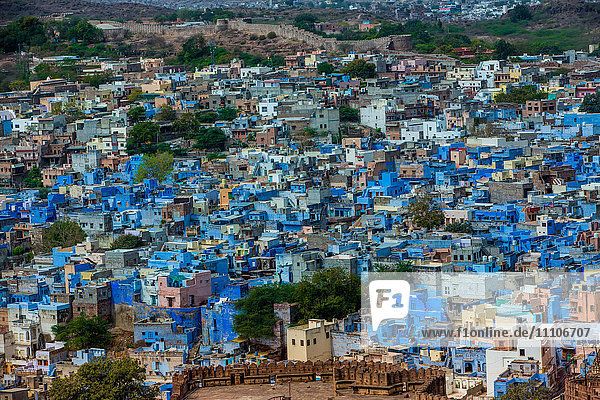 Der Blick vom Mehrangarh Fort auf die blauen Dächer in Jodhpur  der Blauen Stadt  Rajasthan  Indien  Asien