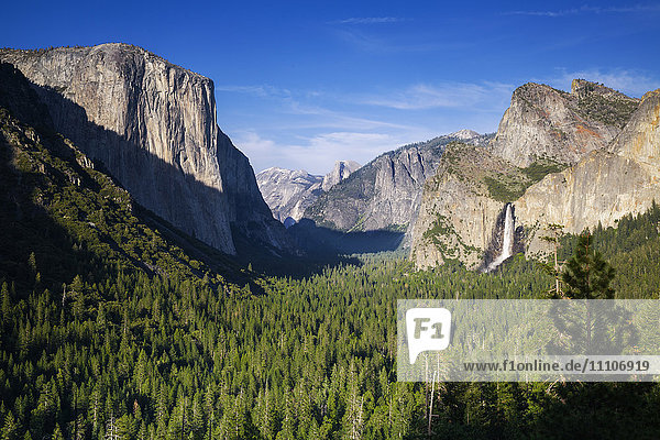 El Capitan und Bridalveil Falls umrahmen Half Dome und Clouds Rest  Yosemite Valley von Tunnel View  Yosemite National Park  UNESCO Weltkulturerbe  Kalifornien  Vereinigte Staaten von Amerika  Nordamerika