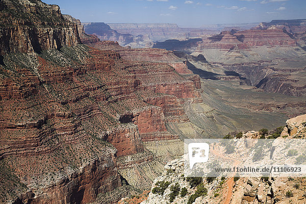 Wanderer auf dem South Kaibab Trail mit dem weiten Blick auf den Grand Canyon  Grand Canyon  UNESCO-Welterbe  Arizona  Vereinigte Staaten von Amerika  Nordamerika